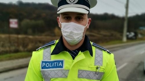 Un șofer care a depășit linia continuă a încercat să mituiască un polițist din Mediaș cu 350 de lei, apoi cu 500 de lei pentru a-și păstra permisul de conducere/ Reacția polițistului de 28 de ani
