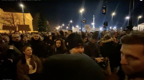VDEO Zeci de mii de persoane protestează din nou la Budapesta, revoltați că un condamnat într-un caz de pedofilie a fost grațiat: „Guvernul îi ia pe oameni drept proști”