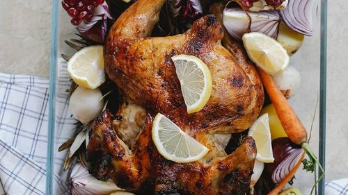 Cum să faci o cină de Crăciun cu emisii reduse de carbon / Iată tot ce trebuie să știi pentru a face o friptură de sărbătoare delicioasă și puțin mai prietenoasă cu planeta