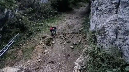 VIDEO Doi turişti străini, recuperaţi de către salvamontişti în zona Moieciu / Femeia a căzut o sută de metri, însă a scăpat cu răni uşoare