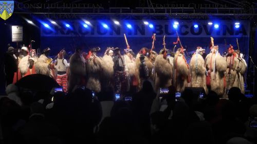 VIDEO Vlad, TikTok-erul care face tatuaje, conducător al cetei de urși de la Rotunda, plătit din bani publici să strige „urături” prin care le spune oamenilor cum să voteze, instigă la violență, îl aclamă pe Călin Georgescu și pe „domnul Putin care ne iubește și pe Ucraina o lovește”