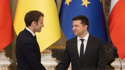Zelenski afirmă că a discutat cu Macron despre "nevoile Ucrainei" în materie de armament