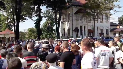 VIDEO Viorica Dăncilă a fost huiduită și la Novaci, unde a participat la un festival păstoresc / Oamenii i-au strigat: ”Demisia”, ”Huooo” și ”Analfabeții” / Susținătorii PSD au încercat, fără succes, să acopere huiduielile cu aplauze