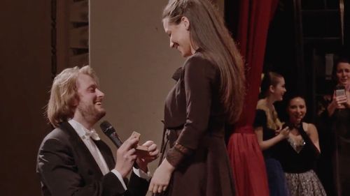 Dirijorul a cerut-o de soție pe flautistă în timpul concertului de Crăciun. S-a întâmplat în Bologna