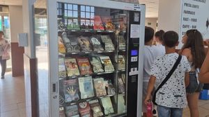 În Gara din Constanța se vinde un roman antisemit, în care Ion Antonescu este ”un mare erou care trebuie respectat”/ Editura: ”Este opinia autorului”/ Firma intermediară: ”Regret și retrag cartea din rețea”/ Fostul mareșal, considerat criminal de război de Curtea Supremă, a inițiat Holocaustul în România