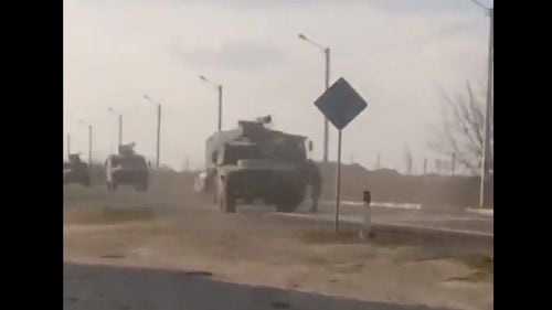 VIDEO Civilii ucraineni încearcă să oprească un convoi militar în sudul Ucrainei