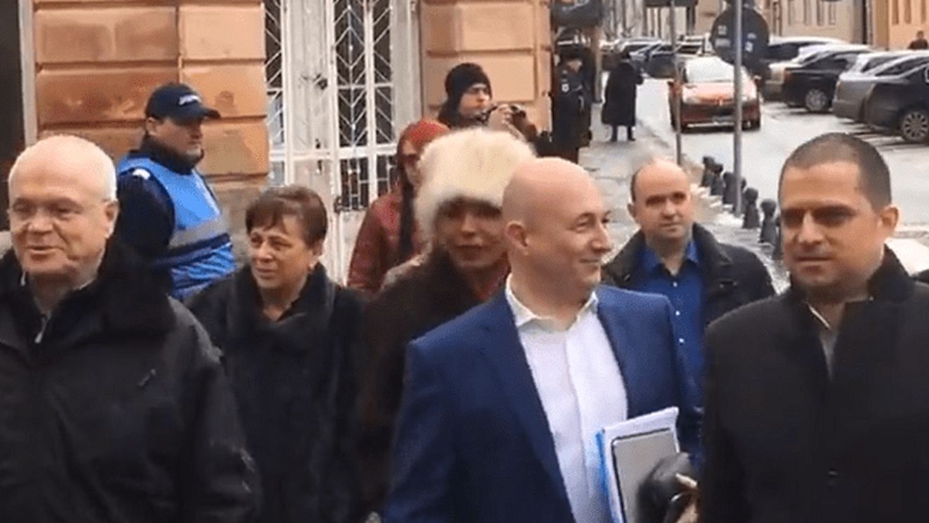 VIDEO Codrin Ștefănescu, Eugen Nicolicea și Bogdan Trif, huiduiți în fața sediului PSD Sibiu: „Partid de hoţi şi de mafioţi“