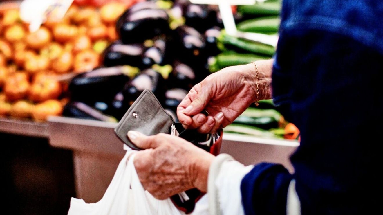 Cei mai săraci români cheltuie mai mult de trei sferturi din venituri pe mâncare și energie. România rămâne țara din UE cu cea mai mare rată a sărăciei absolute, din cauza scumpirilor puternice