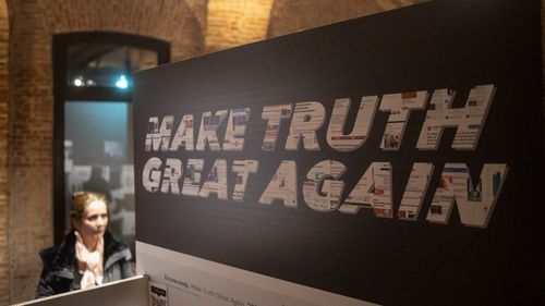 FOTOGALERIE Expoziţia "Fake News: Art, Fiction et Mensonge", organizată de Institutul Francez din România/ „Artiştii invitaţi pun sub semnul întrebării omniprezenţa mass-media, care, de fapt, are puterea de a ne modela viziunea asupra lumii”
