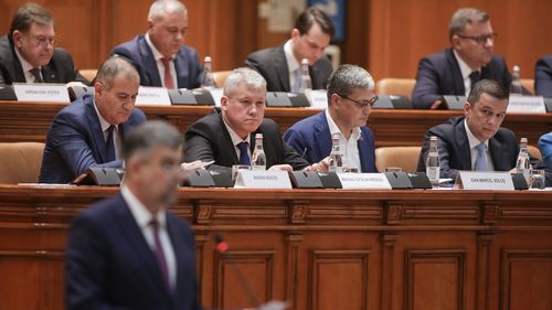 Cine sunt pesediștii și liberalii care au câștigat profil politic în Guvernul Ciolacu / Marian Neacșu, mâna dreaptă a premierului și Cătălin Predoiu, cu ambiții de lider PNL, cele mai spectaculoase avansări