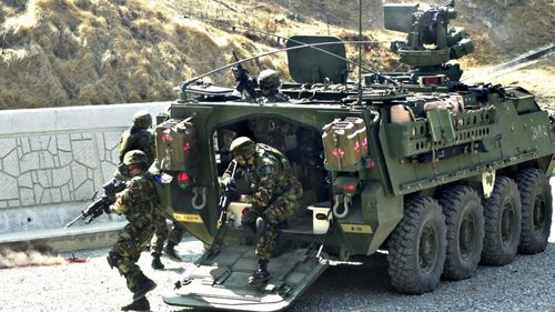 Parlamentul Bulgariei a aprobat achiziţia de blindate americane Stryker în valoare de 1,5 miliarde de dolari