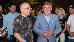 FOTO Ministrul de Interne și Emil Boc la Untold: ”Distracția continuă, aici, la Cluj-Napoca” / ”Echilibrul, măsura și respectul sunt compatibile cu voia bună și distracția” / 1000 de angajați MAI au acționat în Cluj, în timpul festivalului