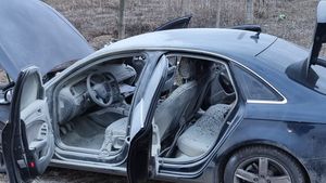 Un bărbat pozitiv la cocaină și-a băgat iubita în portbagajul mașinii, după care i-a dat foc, în Sectorul 3 din Capitală/ Polițiștii au reușit să salveze femeia/ Suspectul a fost reținut