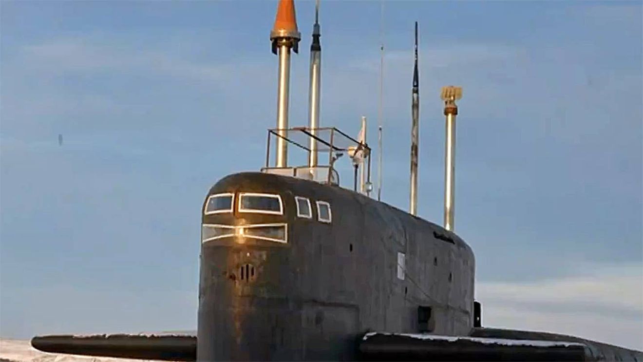 Rușii încearcă să își apere submarinele de dronele ucrainenilor / Au montat cuști pe turnuri de comandă și au construit un model fals într-un port