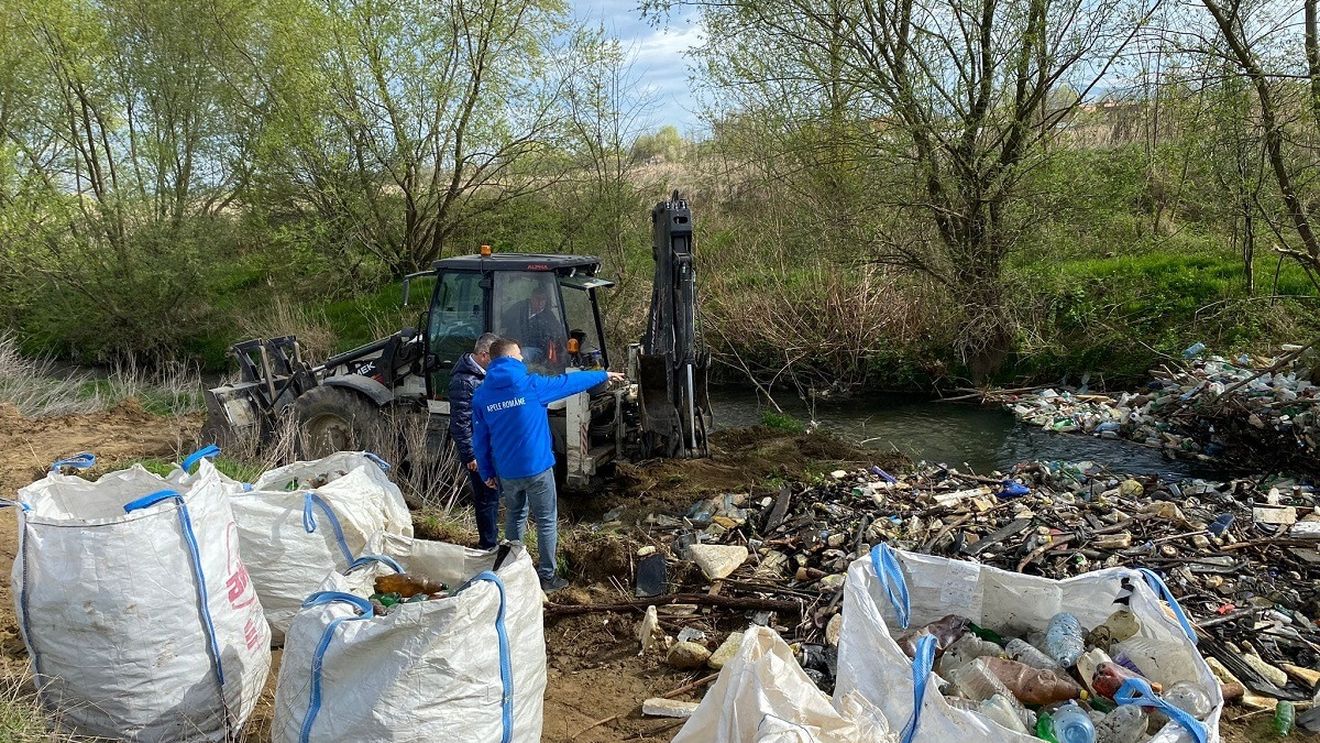 Obstacol din PET-uri, format pe valea unui râu din Alba. A intervenit un echipaj de la Apele Române