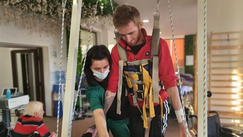 Un accident rutier l-a lăsat complet paralizat, la 23 de ani. Acum, învață din nou să meargă, la Spitalul Sfântul Sava, din Pantelimon  (P)