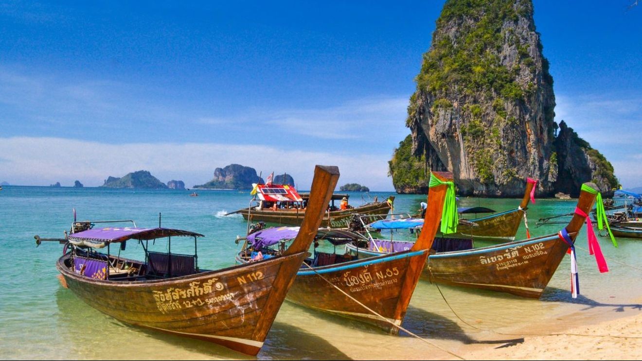 Thailanda le va permite turiştilor să consume alcool cu prilejul sărbătorilor budiste