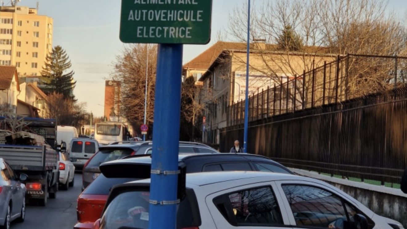 În teste la Braşov: „priza la stâlp” pentru mașinile electrice / În următoarele şase luni încărcarea va fi gratuită