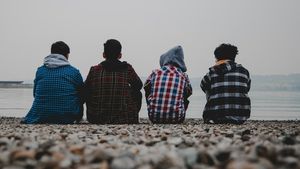 Tinerii care au ieşit din plasament pot primi indemnizaţie până la 26 de ani, fără discriminare / Vor beneficia acum de acest drept și cei care au părăsit sistemul înainte de octombrie 2023