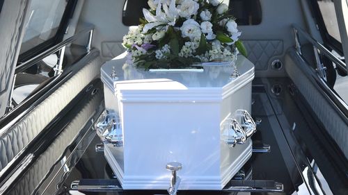 Un sicriu, abandonat cu tot cu mașina funerară, în Italia / Șoferul a vrut să-și viziteze rudele și a fost prins de furtună