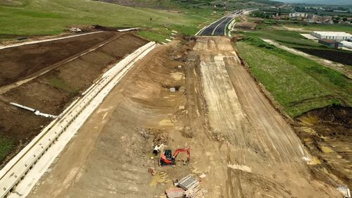 VIDEO Autostrada completă între Sibiu şi Cluj Napoca, amenințată de lipsa de asfalt. Cele mai noi imagini cu lotul 2 al Autostrăzii A10 Sebeş – Turda