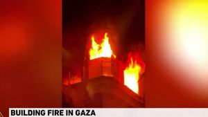 VIDEO Cel puţin 21 de persoane, din care cel puțin 7 copii, au ars de vii într-un incendiu violent dintr-o clădire rezidențială din Gaza/ Imobilul se află într-o tabără de refugiați/ Flăcările au izbucnit la o petrecere aniversară