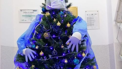 Brad decorat în mod inedit la un spital cu pacienți COVID-19, asemenea unui medic echipat de pandemie