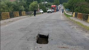 O gaură uriașă a apărut într-un pod din judeţul Neamț, condus de baronul PSD Ionel Arsene / Al doilea pod cu probleme în două luni