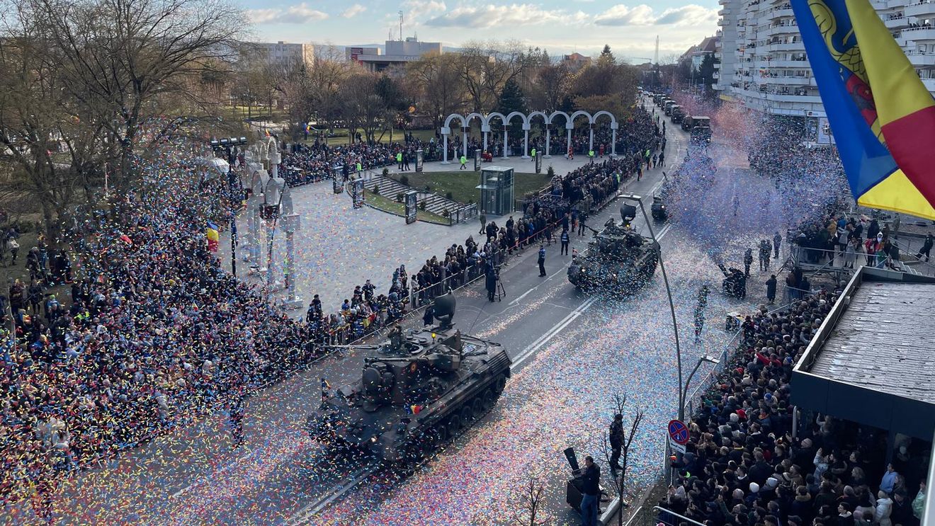 Peste 10.000 de persoane, la parada militară de la Alba Iulia de Ziua Naţională