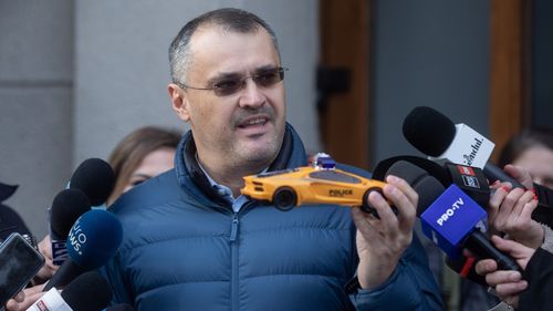 Cristian Ghinea (USR): Grindeanu e tipul ăla care iese repede când arde blocul și îi ceartă pe pompieri că nu cuplează mai repede furtunul, după ce tot el a blocat hidrantul cu mașina lui de lux