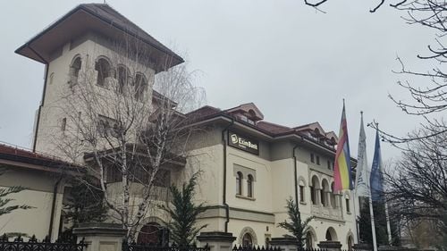 Bolojan: Voi trimite toate documentele privind imobilul RA-APPS unde funcţionează EximBank către parchet