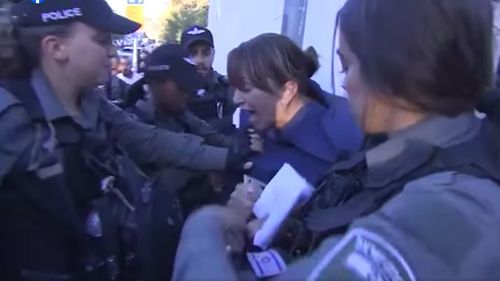 VIDEO Israel: O jurnalistă Al Jazeera a fost arestată în timpul unei manifestaţii în cartierul arab Sheikh Jarrah