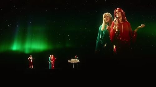 Bono spune că presiunea de a părea "macho" l-a făcut să-şi ascundă dragostea pentru ABBA