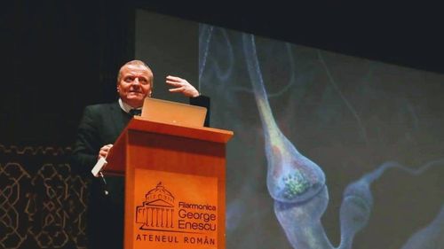 Educația și “demența digitală”, teme-cheie în discursul susținut la Ateneu de un specialist în neuroștiințe tradiționalist. Exercițiu de media literacy cu un contestatar al alfabetizării media – cercetătorul german Manfred Spitzer