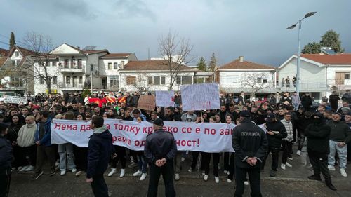 VIDEO Corupția ucide / Mii de oameni denunţă în stradă corupţia generalizată din Macedonia după incendiul din clubul de noapte: „Nu murim din cauza accidentelor, murim din cauza corupției”