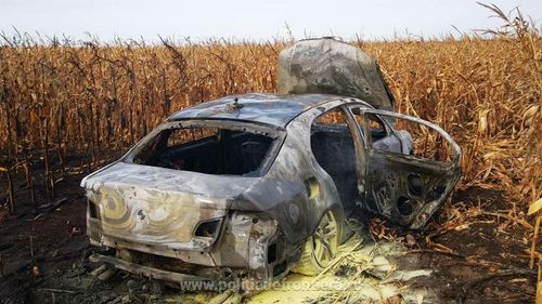 Urmărire cu focuri de armă pentru a opri o mașină plină cu țigări de contrabandă, în Botoșani/ Traficantul a incendiat mașina într-un lan de porumb și a fugit