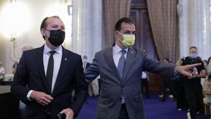 Orban, ironizându-l pe Cîțu: Președintele PNL nu are voie să meargă la odihnă, el este la job nu „full option”, este „full time” / PNL a scăzut în sondaje