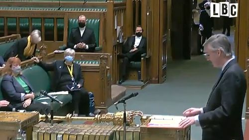 Deputaților britanici li se recomandă purtarea măștii de protecție, iar vizitarea de către public a Parlamentului este suspendată