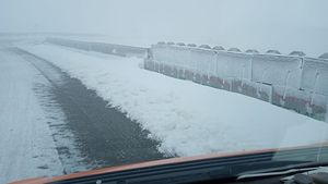 VIDEO Ninge pe Transalpina / Apel al drumarilor către şoferi: Nu vă deplasaţi în zonele montane dacă nu aveţi autovehiculele echipate corespunzător