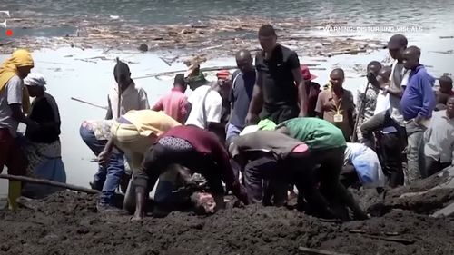 VIDEO Circa 400 de morți sunt înregistrați în urma inundaţiilor şi alunecările de teren provocate de ploile abundente din provincia Sud-Kivu, în estul Republicii Democrate Congo