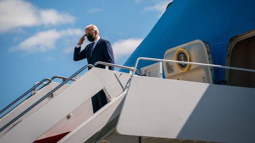 SUA construiesc două aeronave prezidenţiale noi / Joe Biden a schimbat culoarea aleasă de Donald Trump pentru Air Force One