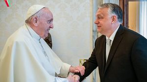 Papa Francisc revine la Budapesta în vizită oficială, în 28 aprilie. Pregătirile sunt în plină desfășurare, doi maeștri dulgheri lucrând 12 ore pe zi pentru ca Sfântul Părinte să se așeze pe scaunele care răspund solicitărilor Vaticanului