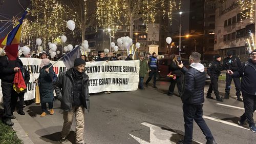 VIDEO Circa 200 de persoane au participat la un marș al eroilor în București, la 36 de ani de la Revoluție / „Justiție, nu corupție”, „Cinste lor, cinste lor, eroilor”, „Jos comuniștii” / „Imnul golanilor” a răsunat în Piața Revoluției
