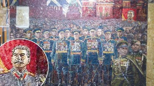 Rusia: Stalin și Putin au fost pictați pe zidurile uneia dintre cele mai mari biserici ortodoxe din Rusia, construită recent în onoarea Forțelor Armate. Biserica va fi deschisă în 9 mai