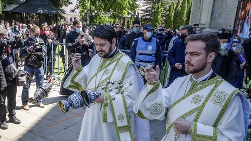 Patriarhia Română cere revenirea la oficierea slujbelor religioase și în interiorul bisericilor, fără limita de 16 persoane, și promite că va respecta regulile de protecție