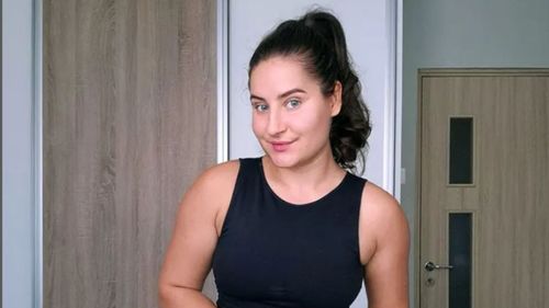 VIDEO | „Chiar încep de luni”: Exerciții simple pe care le poți face din sufrageria ta, cu „zero” echipament 