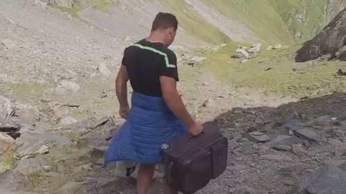 VIDEO Turiști care urcă spre Vârful Moldoveanu cu trolerul și cu boxa din care răsună manele