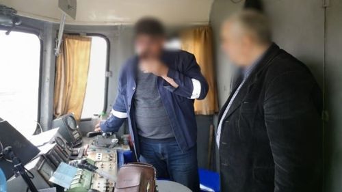 Angajaţi ai Căilor Ferate, prinși băuți la serviciu. Un impiegat, acuzat că avea o alcoolemie de peste unu la mie, iar un paznic de barieră 1,39 mg/l alcool pur în aerul expirat