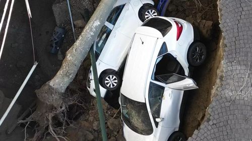 Două mașini, înghițite de o groapă imensă pe o stradă din Napoli / Un consilier municipal se afla într-una din mașinile intrate în pământ / Anchetă deschisă de procurori
