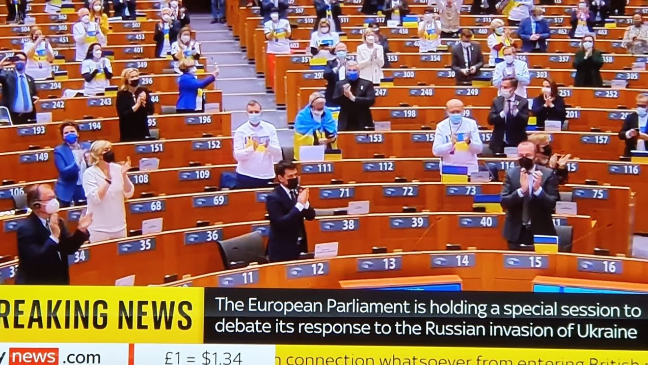 Translator sufocat de emoție când Zelensky se adresează Parlamentului European / Președintele ucrainean a fost întâmpinat cu ovații în picioare de europarlamentari